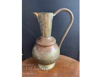 Αρχαία ορειχάλκινη κανάτα με χάλκινη λεπτομέρεια