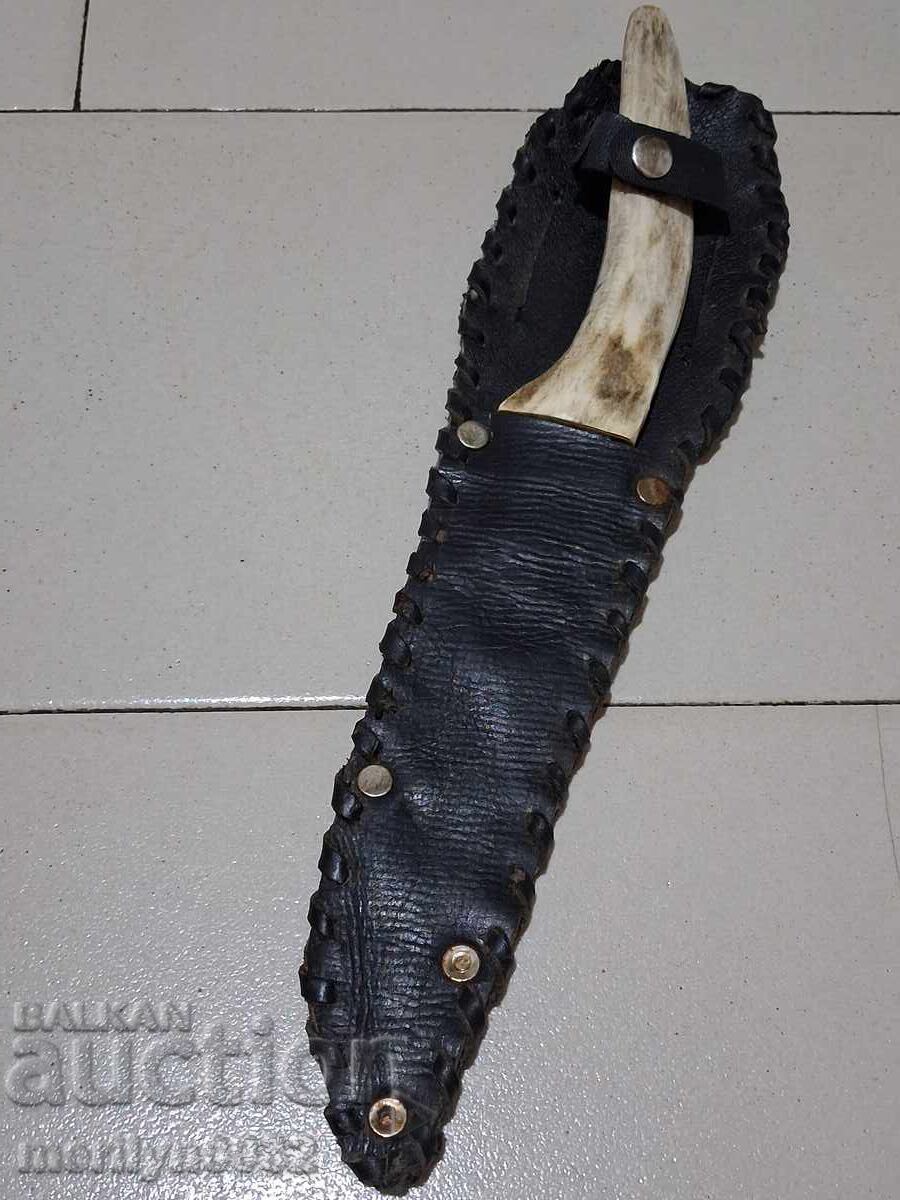 Cuțit de vânătoare în teacă cu mâner din corn de cerb