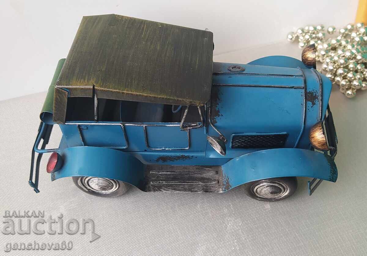 Ρετρό μπλε μεταλλικό αυτοκίνητο με τιμή € 21.00 | 41.07 BGN