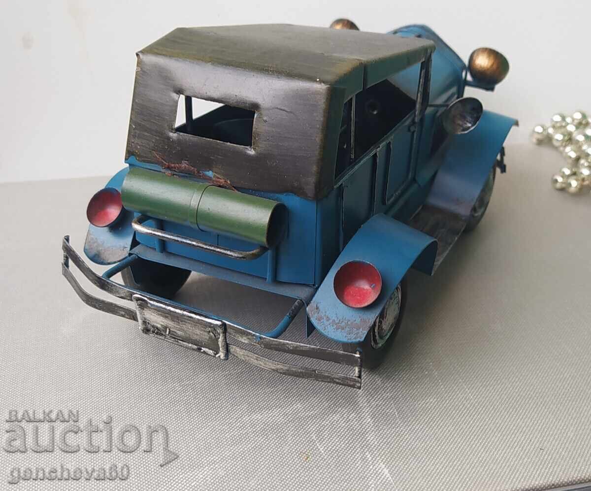 Аукцион Ретро синя метална кола Аукцион Ретро синя метална кола