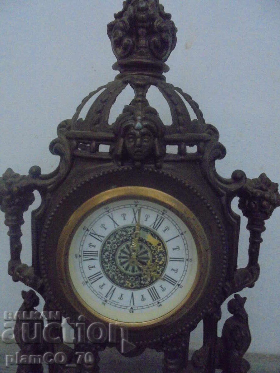 №8250 Old mechanical desk clock with price 90.00 BGN | € 46.02