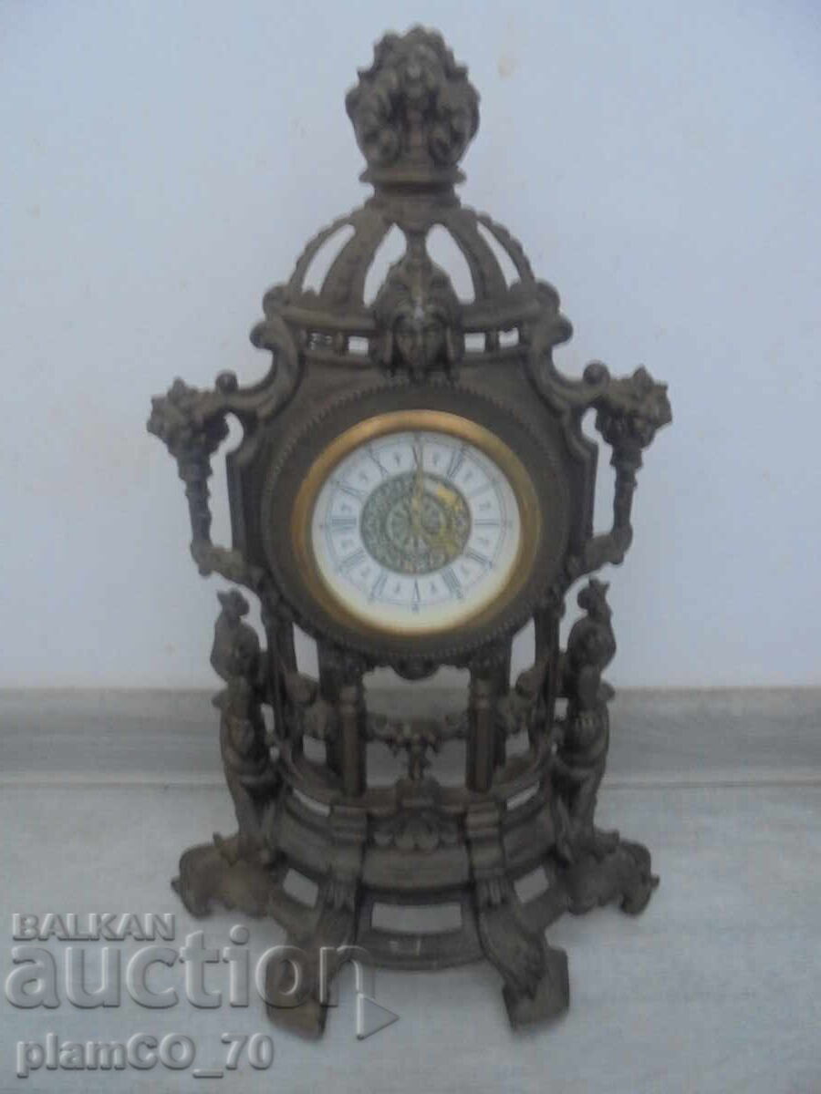 №8250 Old mechanical desk clock
