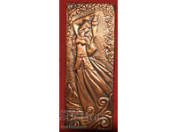 Παλαιό μενταγιόν (πλακέτα) Μέδης με κορίτσι με κανάτα