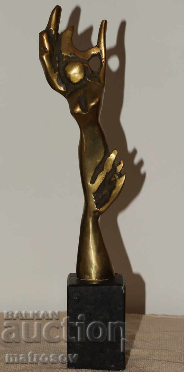 Авторска бронзова скулптура стилизирана фигура с цена 450.00 лв. | € 230.08 Авторска бронзова скулптура стилизирана фигура с цена 450.00 лв. | € 230.08