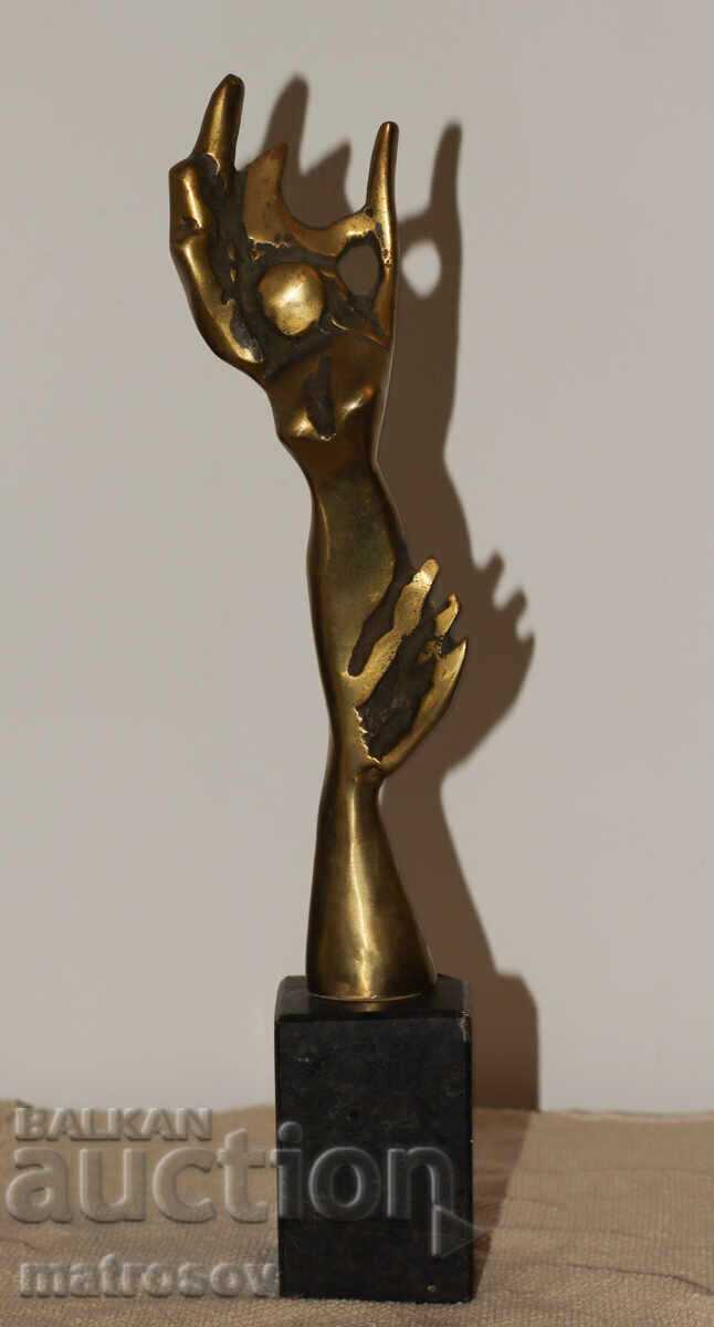 Авторска бронзова скулптура стилизирана фигура Авторска бронзова скулптура стилизирана фигура