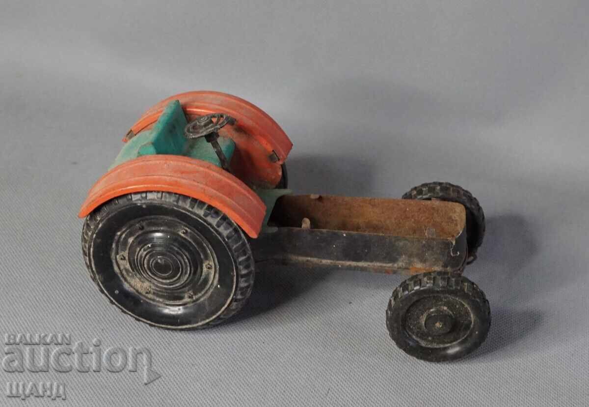 Παλιό μηχανικό μεταλλικό παιχνίδι μοντέλο τρακτέρ με τιμή 10.35 BGN | € 5.29