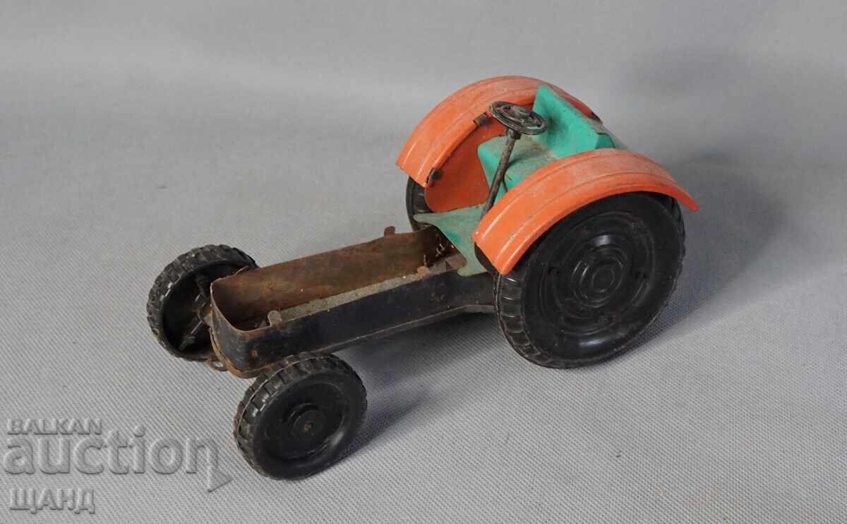 Παλιό μηχανικό μεταλλικό παιχνίδι μοντέλο τρακτέρ