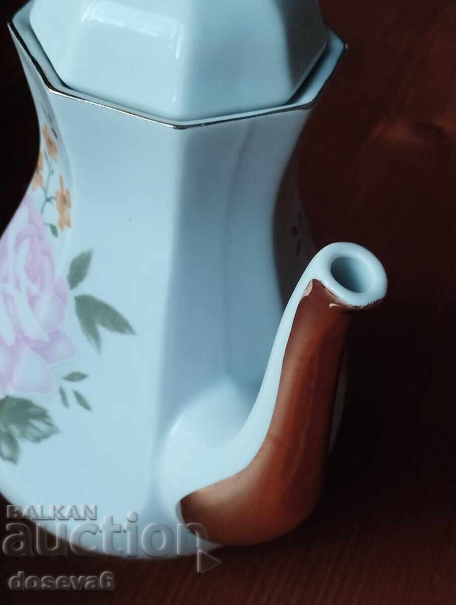 Auction  Kettle Fena Porzellan Beauty from Finnish porcelain