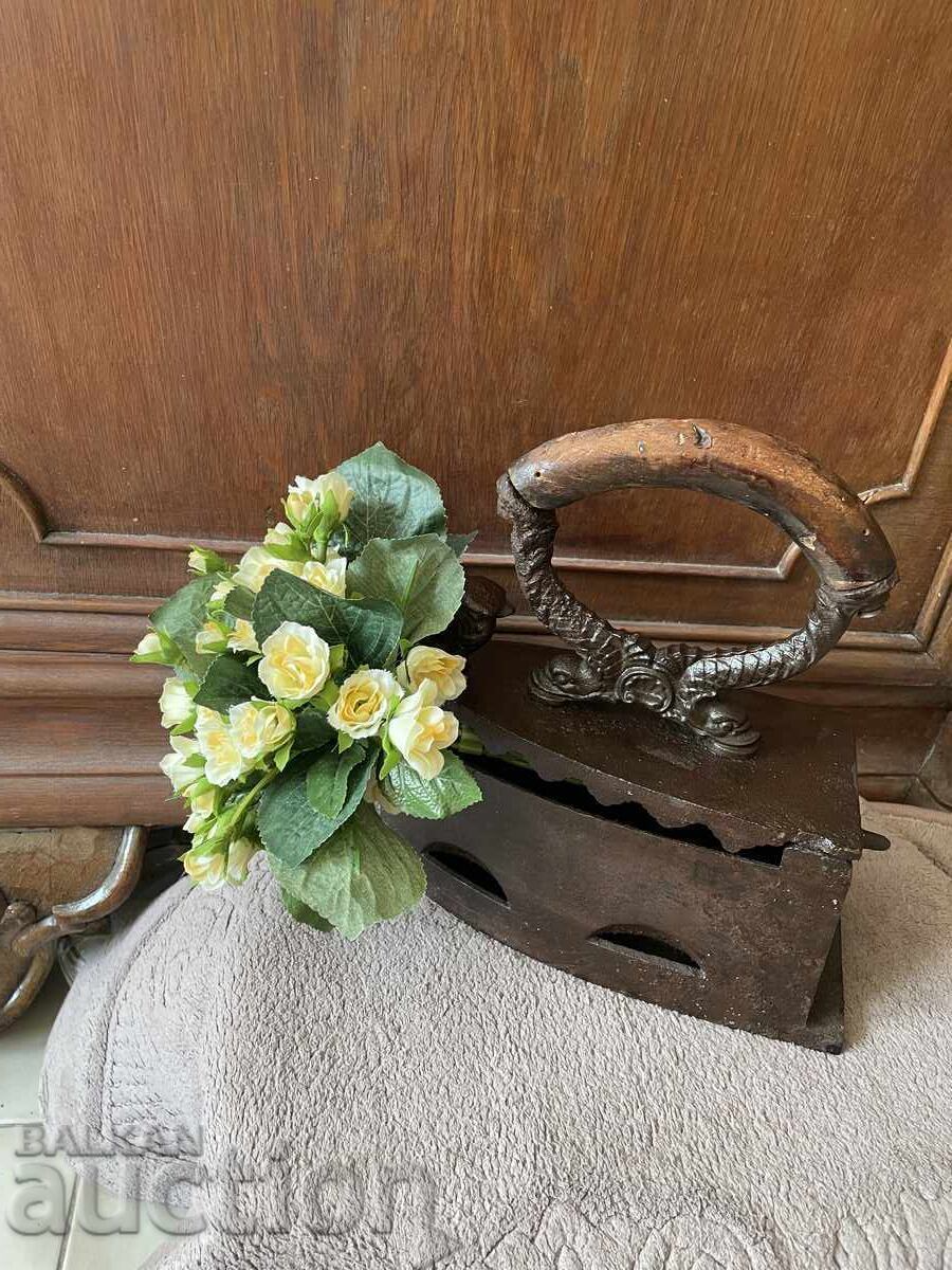 Fier de călcat vechi pentru decorațiuni - metal cu preț € 24.95 | 48.80 BGN