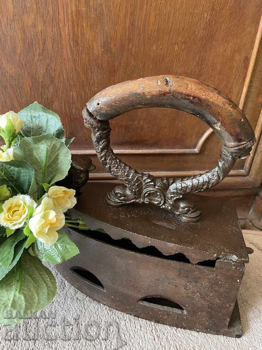 Licitație Fier de călcat vechi pentru decorațiuni - metal