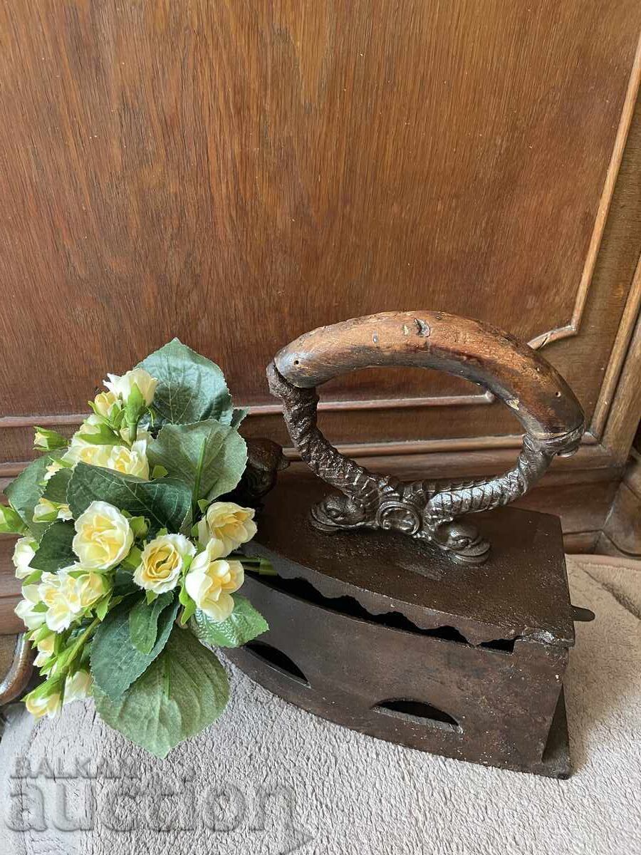 Livrarea Fier de călcat vechi pentru decorațiuni - metal