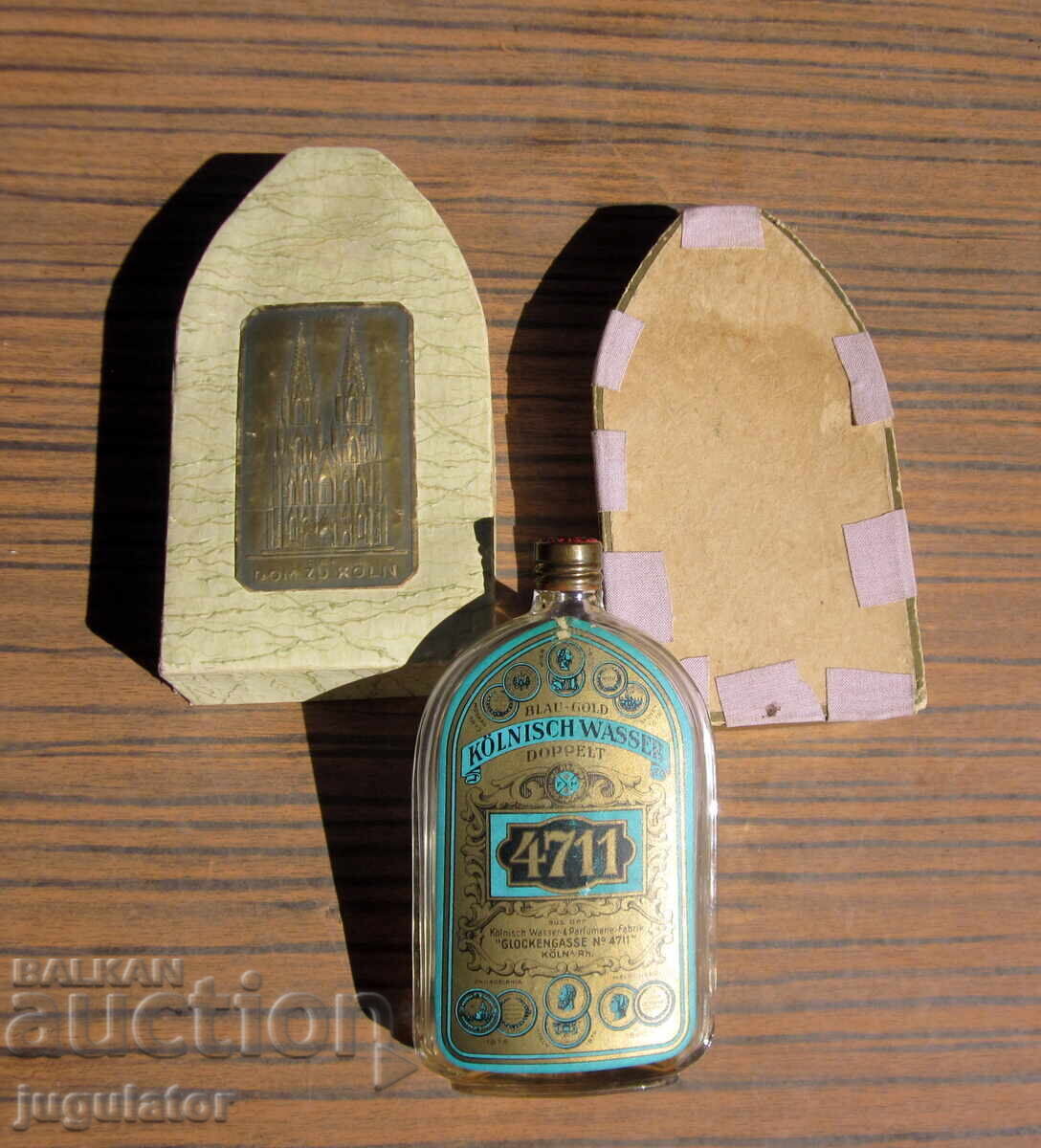 старинно Германско стъклено шише шишенце от одеколон с кутия старинно Германско стъклено шише шишенце от одеколон с кутия