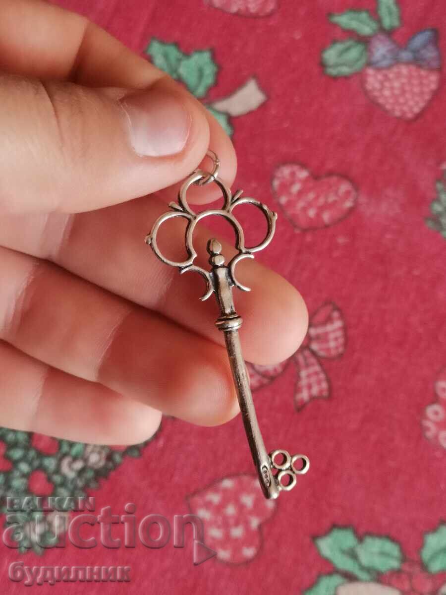 Delivery of Silver pendant. I'm listing over 100 Auctions. Take a look and bid