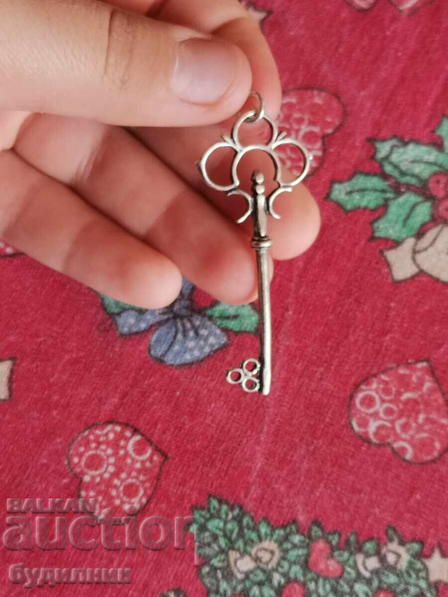 Silver pendant. I'm listing over 100 Auctions. Take a look and bid - 5