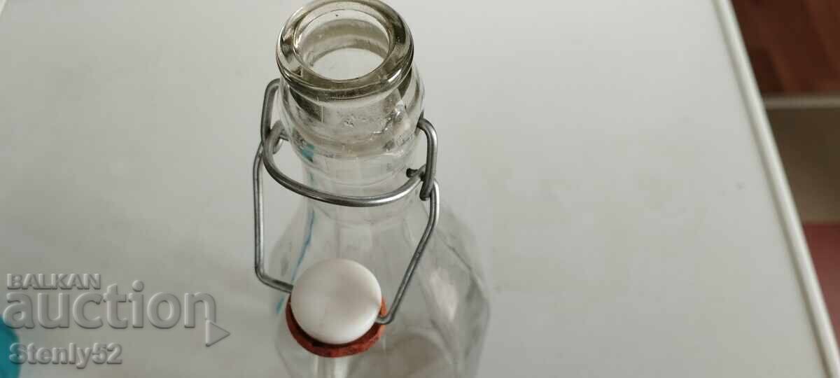 Стара стъклена бутилка дебело стъкло 1 литър с цена 5.00 лв. | € 2.56 Стара стъклена бутилка дебело стъкло 1 литър с цена 5.00 лв. | € 2.56