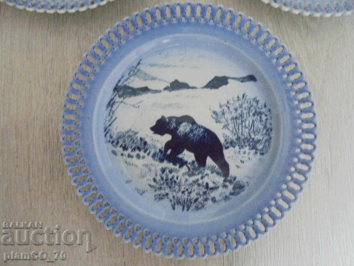 Licitație №*8252 Trei farfurii decorative vechi / panouri Licitație №*8252 Trei farfurii decorative vechi / panouri