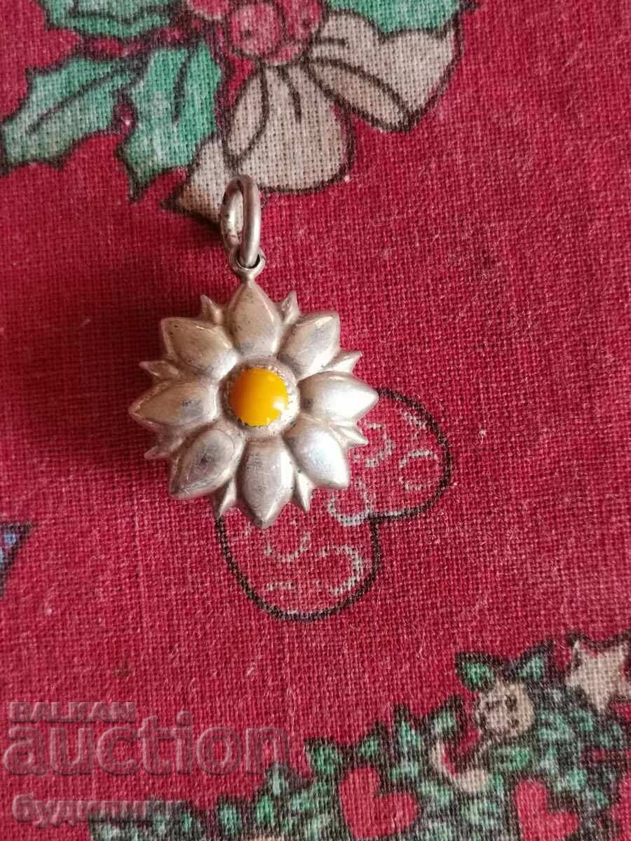 Silver Pendant. I'm launching over 100 Auctions. View (or See) - 5 Silver Pendant. I'm launching over 100 Auctions. View (or See) - 5