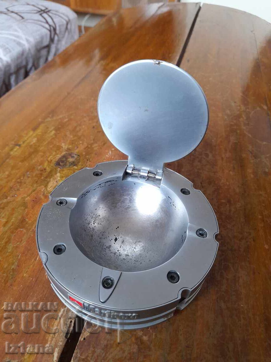 Παράδοση Παλιό τασάκι Marlboro