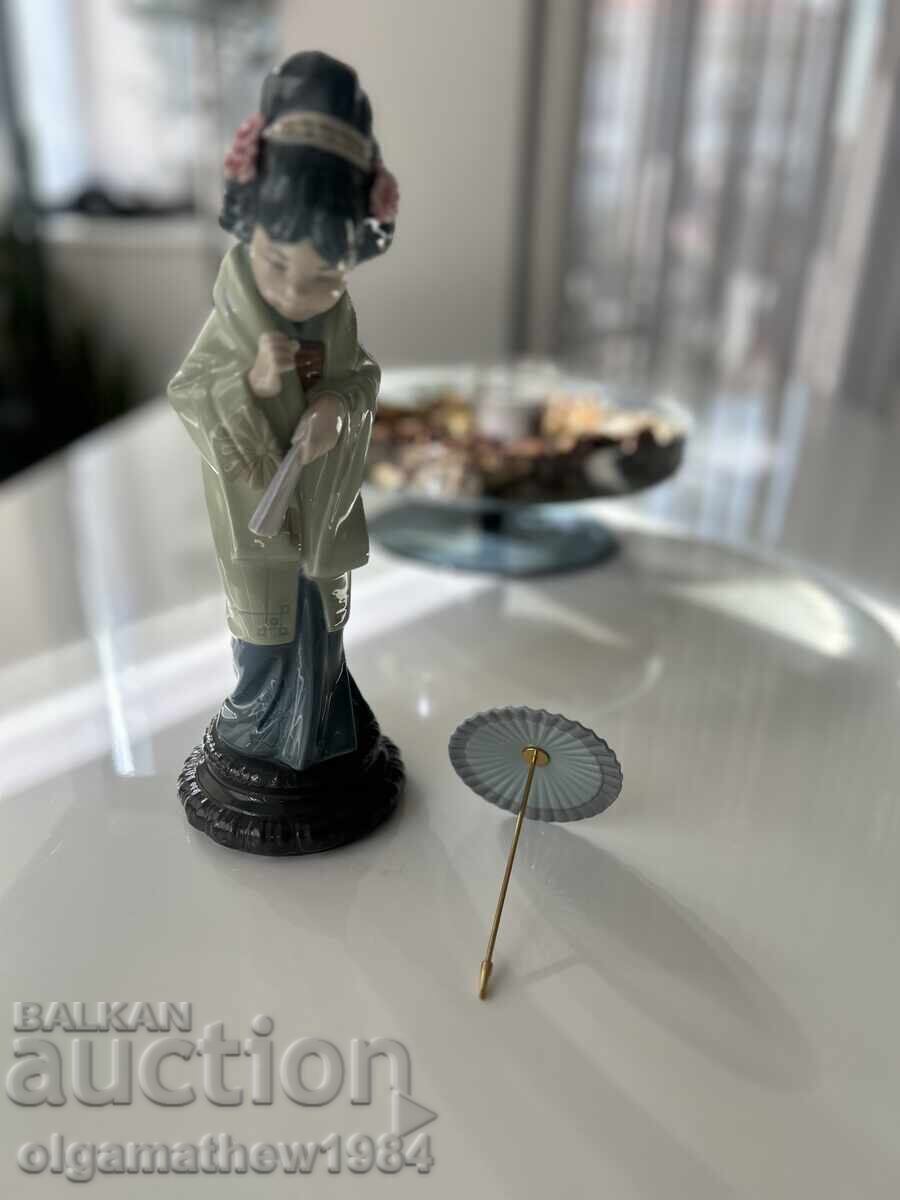 Delivery of Lladró porcelain figurine "Geisha with parasol"