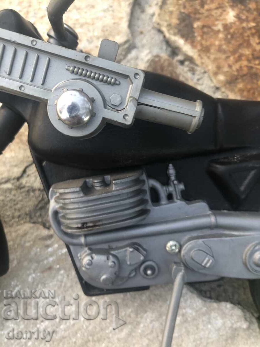 Доставка на голям пластмасов мотоциклет с ракетна установка военен тип