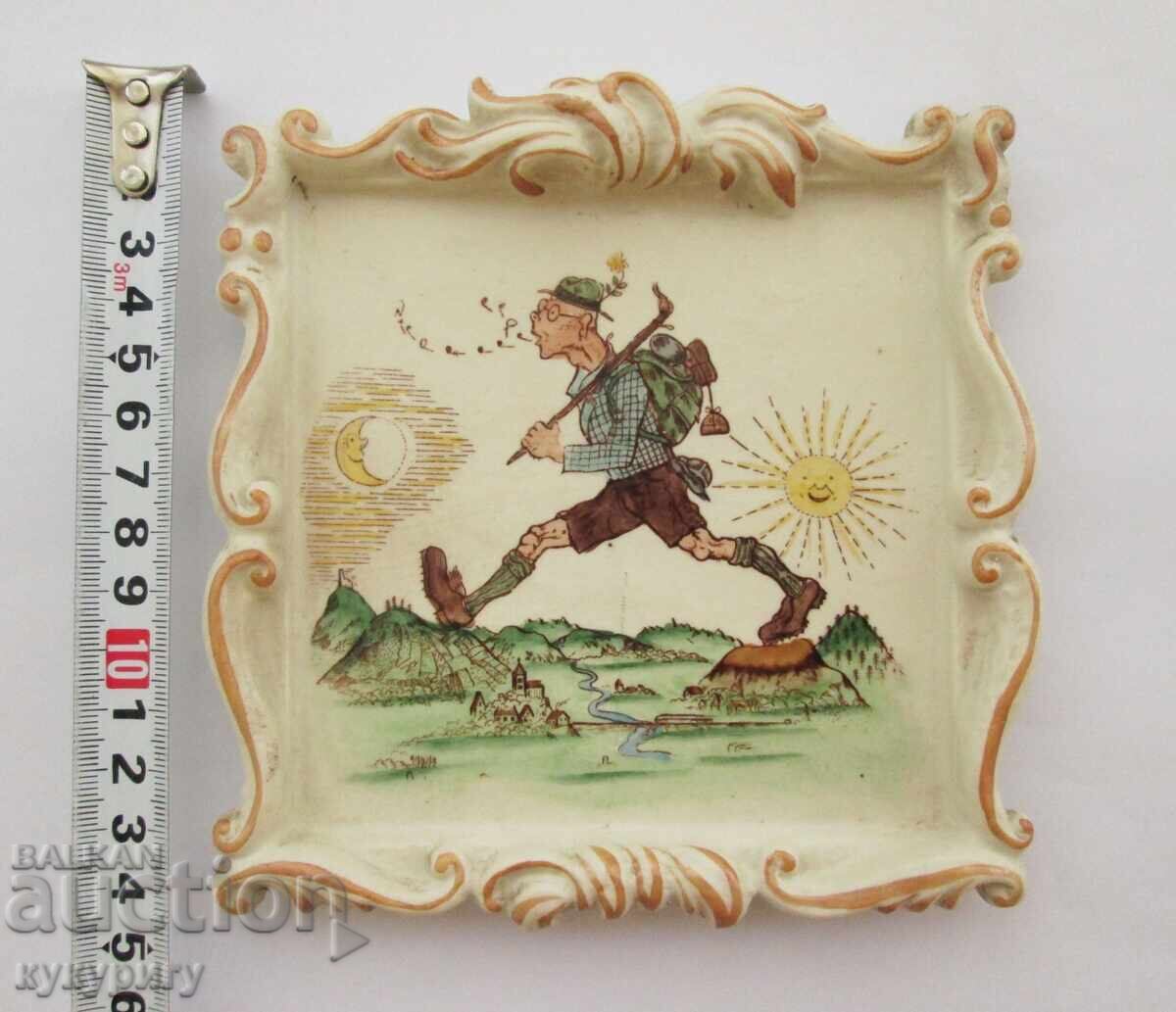 Παλαιά γερμανική πορσελάνινη πλακέτα τοίχου μπισκότο με τουρίστα με τιμή 50.00 BGN | € 25.56