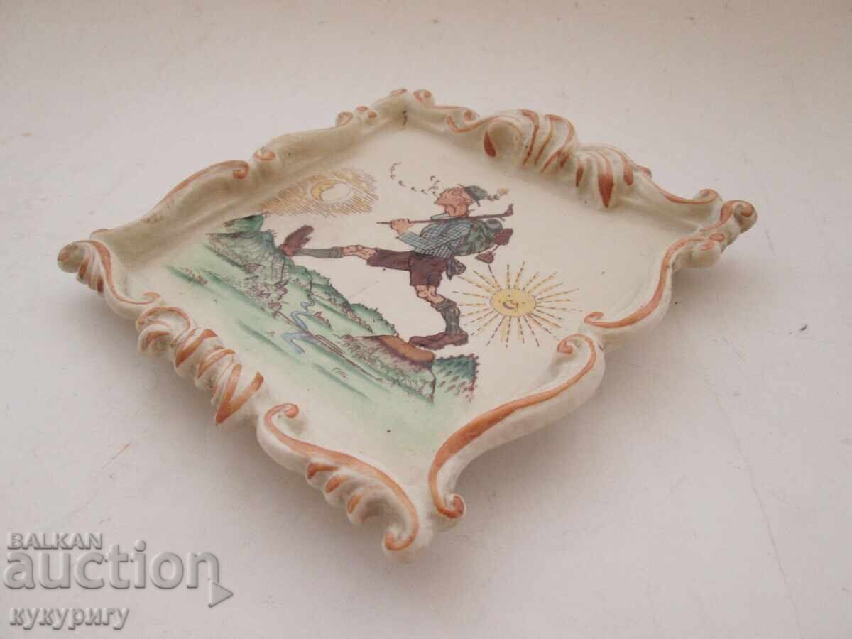 Παράδοση Παλαιά γερμανική πορσελάνινη πλακέτα τοίχου μπισκότο με τουρίστα