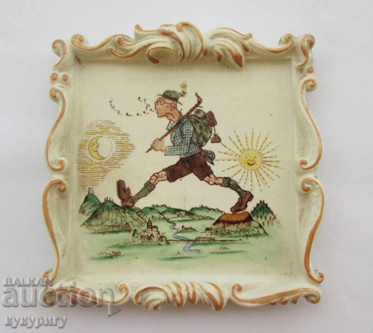 Παλαιά γερμανική πορσελάνινη πλακέτα τοίχου μπισκότο με τουρίστα