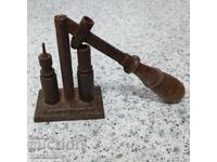 Veche mașină de făcut gloanțe manuală