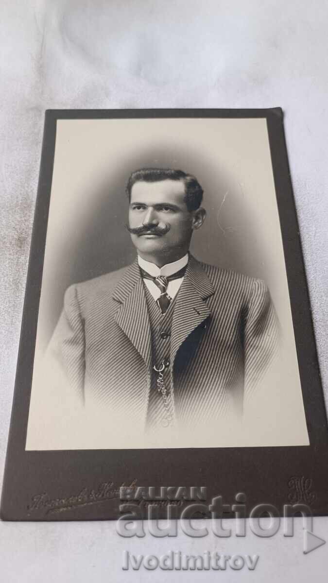 Φωτογραφία Άνδρας με μουστάκι Χαρτόνι Φωτογραφία Άνδρας με μουστάκι Χαρτόνι