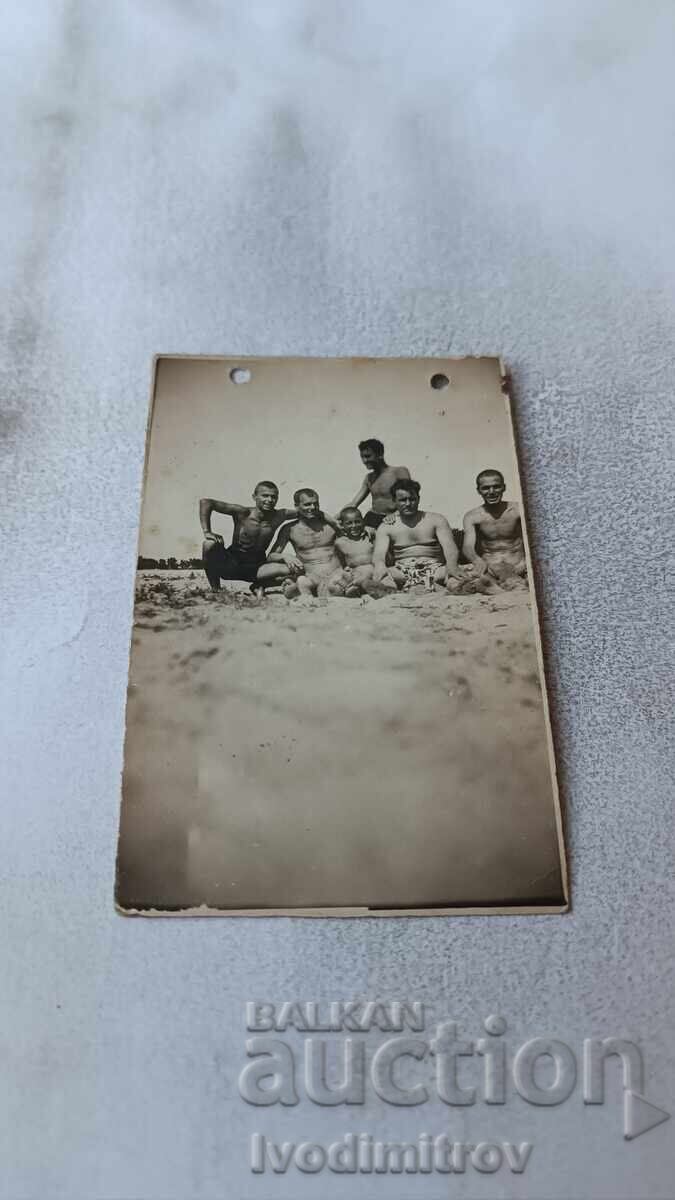 Φωτογραφία Νεαροί άνδρες στην παραλία