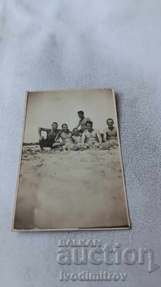 Φωτογραφία Νεαροί άνδρες στην παραλία Φωτογραφία Νεαροί άνδρες στην παραλία