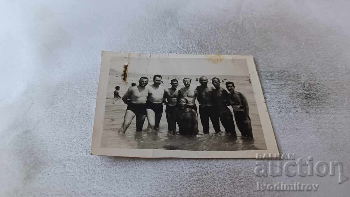 Fotografie Tineri bărbați pe malul mării Fotografie Tineri bărbați pe malul mării