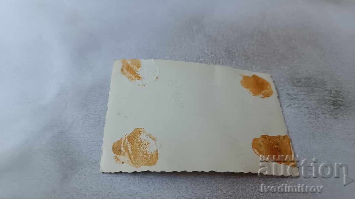 Снимка Млади мъже и деца на плажа с цена 2.45 лв. | € 1.25 Снимка Млади мъже и деца на плажа с цена 2.45 лв. | € 1.25