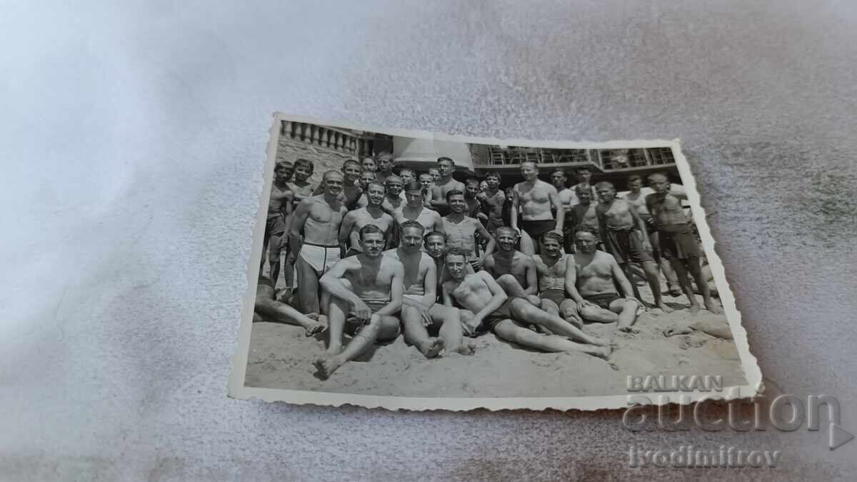 Снимка Млади мъже и деца на плажа Снимка Млади мъже и деца на плажа