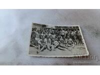 Снимка Млади мъже и деца на плажа