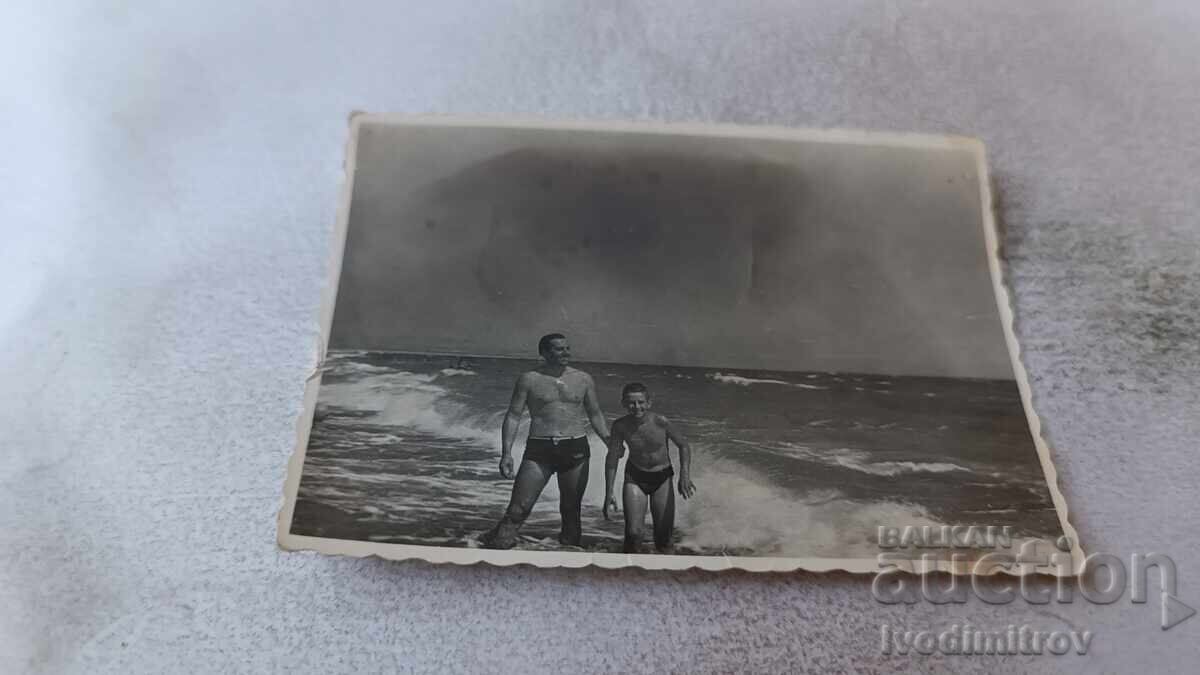 Φωτογραφία Άνδρας και νέος στην παραλία