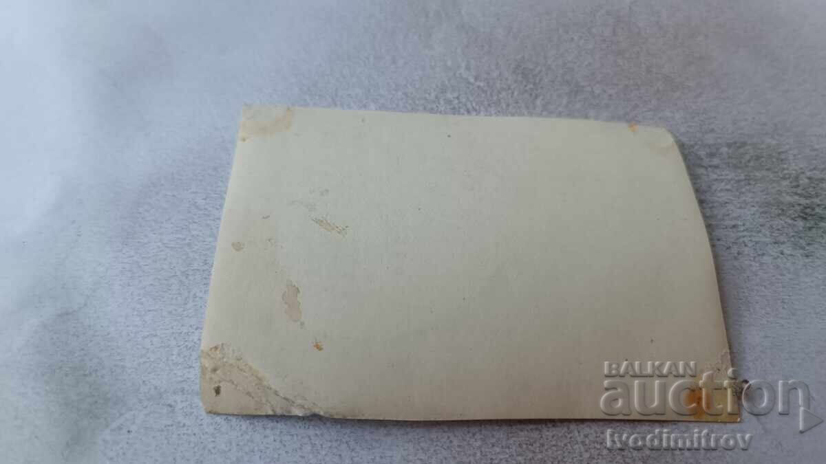 Φωτογραφία Τριών νέων που κάθονται σε βράχο με τιμή 1.85 BGN | € 0.95