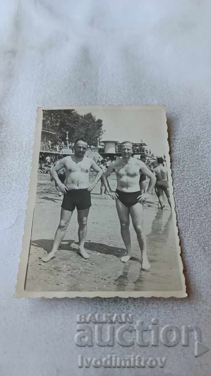 Foto Doi bărbați pe plajă