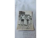 Foto Doi bărbați pe plajă