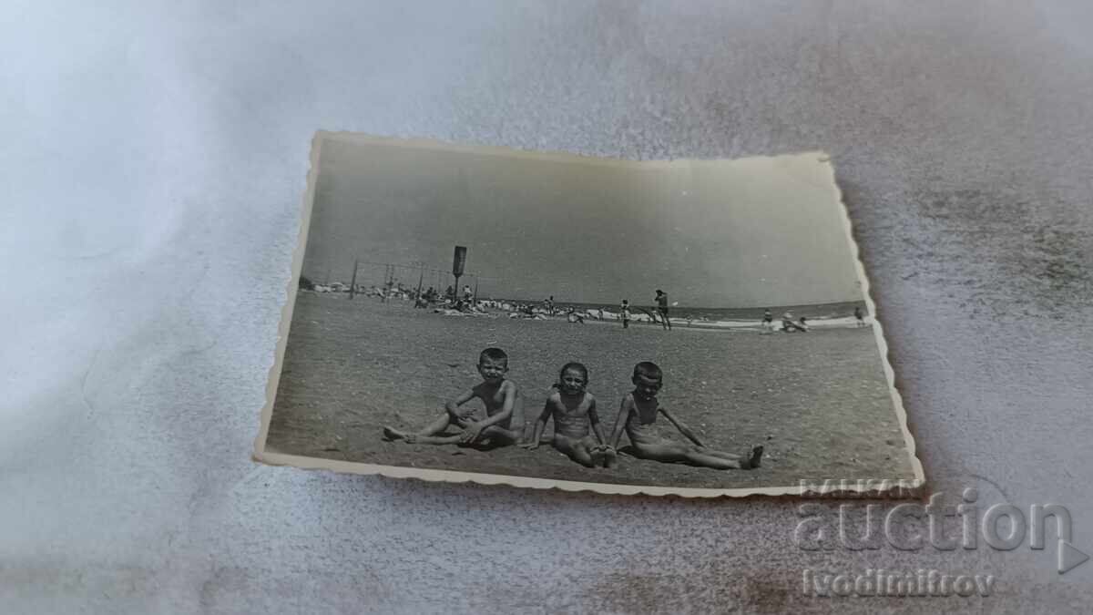 Φωτογραφία Τριών αγοριών στην παραλία