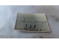 Φωτογραφία Τριών αγοριών στην παραλία