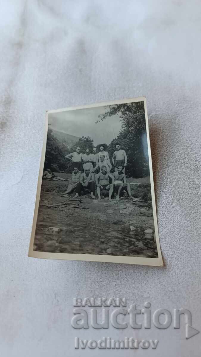 Φωτογραφία Ρίλα Νέοι άνδρες γυμνοί από τη μέση και γυναίκα 1955 Φωτογραφία Ρίλα Νέοι άνδρες γυμνοί από τη μέση και γυναίκα 1955