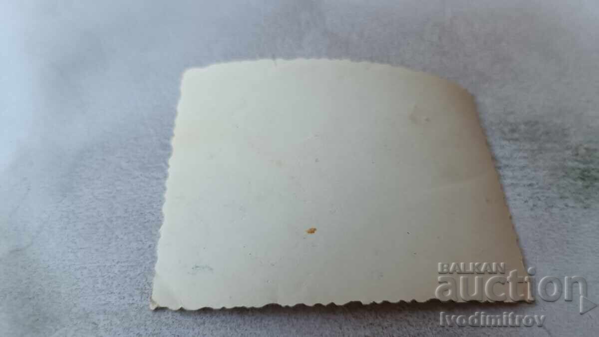 Снимка Момчета и жена на брега на морето с цена 1.85 лв. | € 0.95