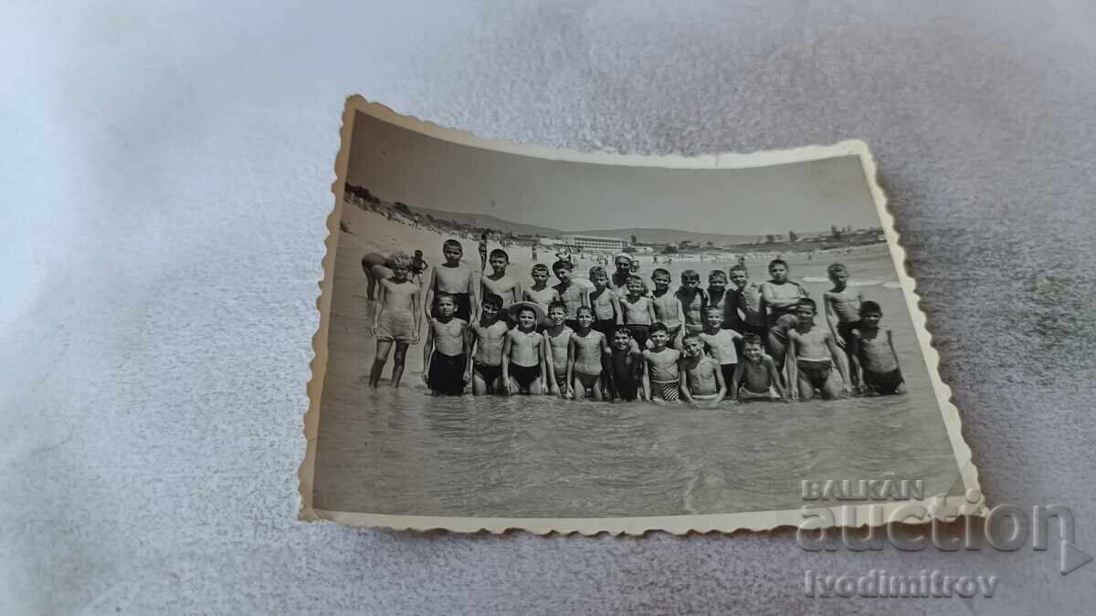 Снимка Момчета и жена на брега на морето