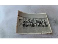 Fotografie Băieți și femeie pe malul mării