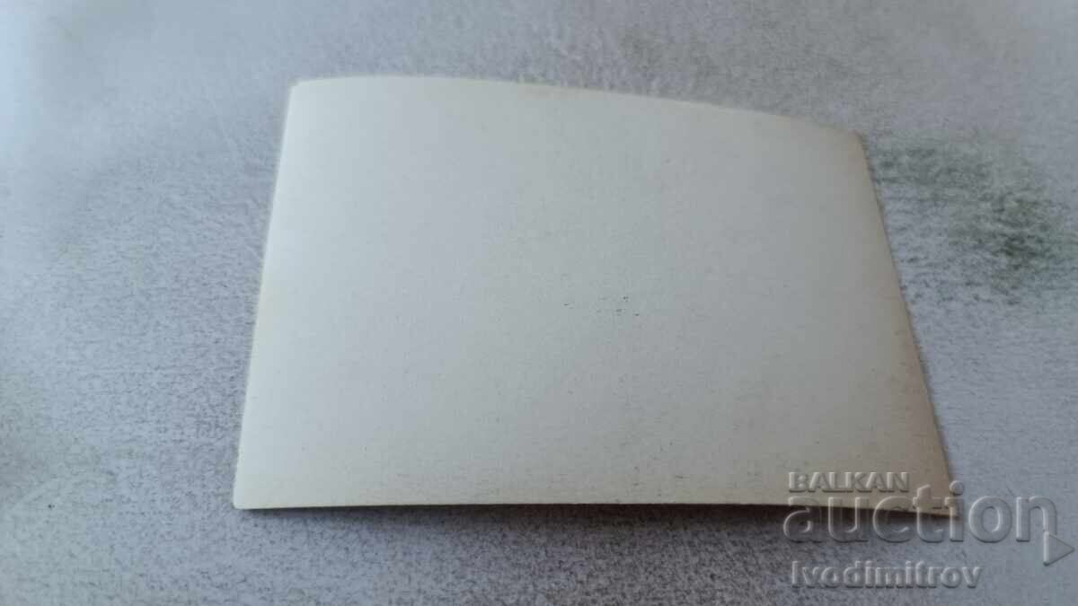 Φωτογραφία Άνδρας γυναίκα και νεαρό κορίτσι κάθονται σε βράχο πάνω από τη θάλασσα με τιμή 1.85 BGN | € 0.95