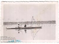 1943 FOTOGRAFIE MICĂ VECHE LOM CU BARCA PE DUNĂRE E390