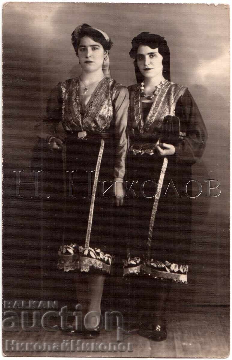 ΠΑΛΙΑ ΦΩΤΟΓΡΑΦΙΑ ΣΟΦΙΑ ΓΥΝΑΙΚΕΣ ΜΕ ΛΑΪΚΕΣ ΦΟΡΕΣΙΕΣ Ε408