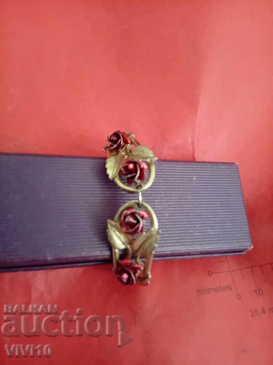 Αρχαίο βραχιόλι με τριαντάφυλλα με τιμή 20.00 BGN | € 10.23