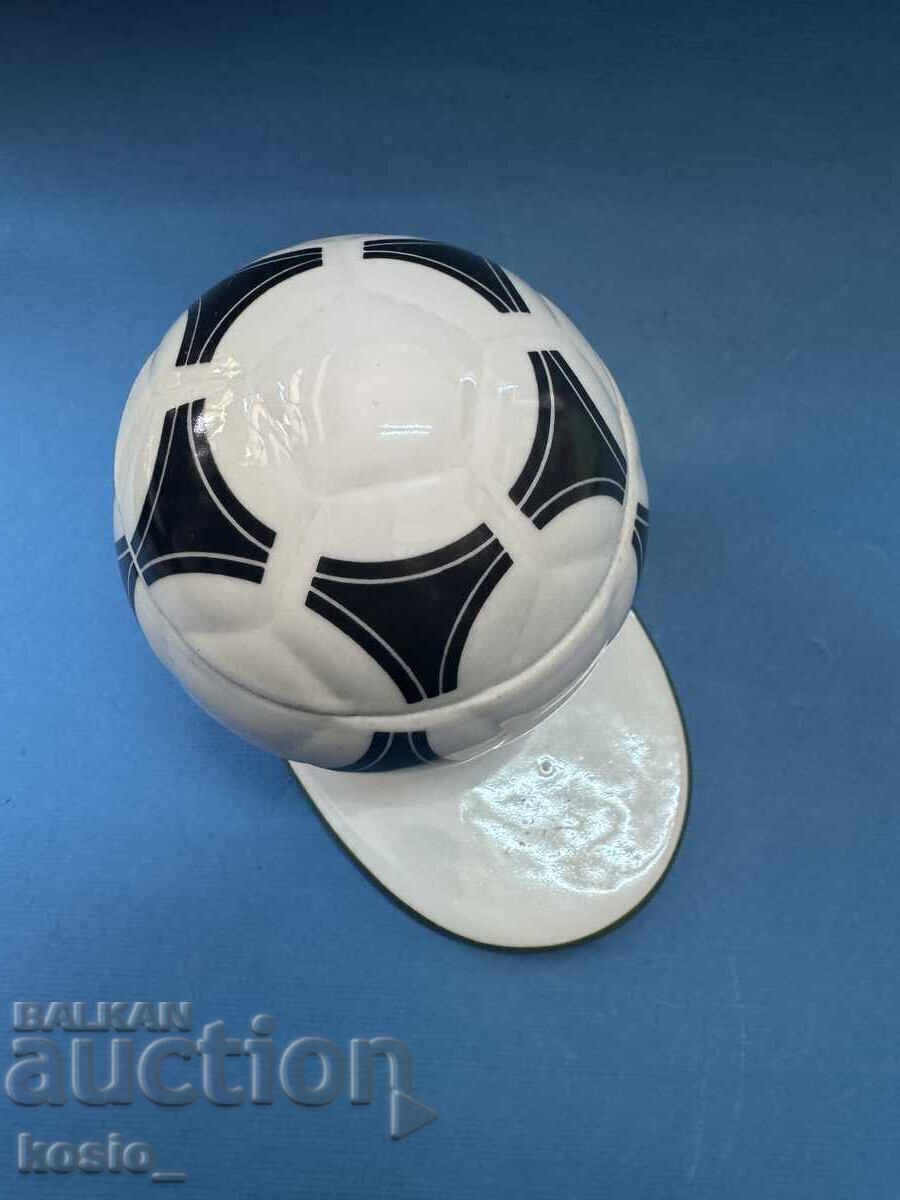 Figurină de porțelan bulgăresc, fotbal, cutie cu preț € 51.13 | 100.00 BGN